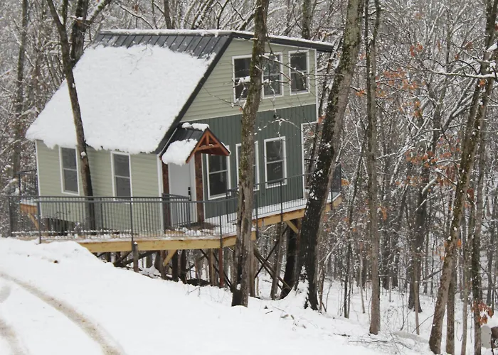 Secluded Treehouse In The Woods - Tree Hugger Hideaway